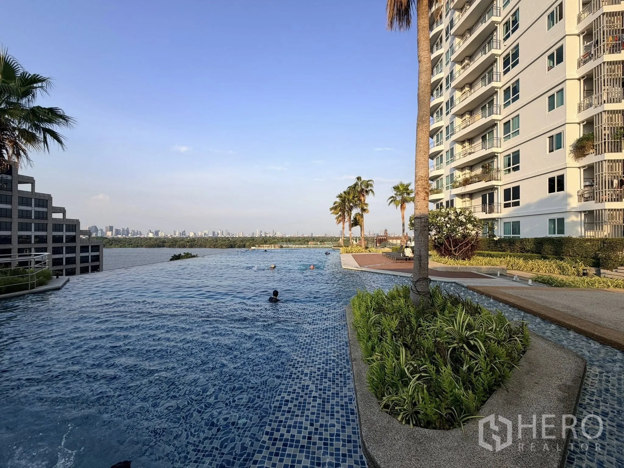 Home Office for rent or sale in Yan Nawa, Bangkok - Infinity-edge pool overlooking the river and skyline with landscaped gardens.