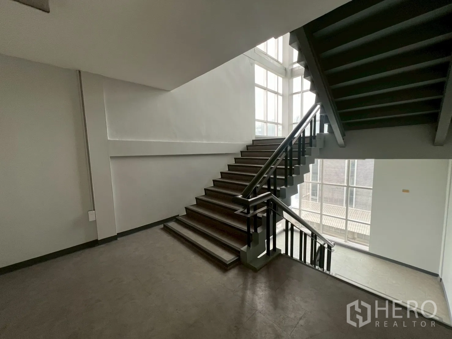 สำนักงาน ให้เช่าในWatthana, Bangkok - บันไดทางหนีไฟสว่างด้วยผนังกระจกและราวจับโลหะ