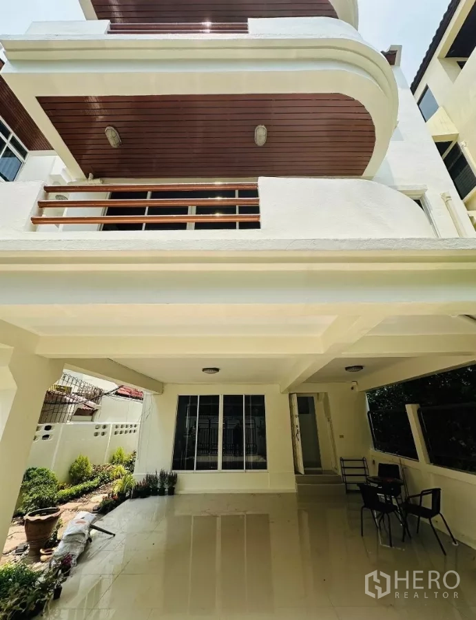 บ้าน ให้เช่า - ที่จอดรถในร่มและชานพักใต้ระเบียง พร้อมขอบสวนของบ้านเดี่ยวในกรุงเทพฯ.