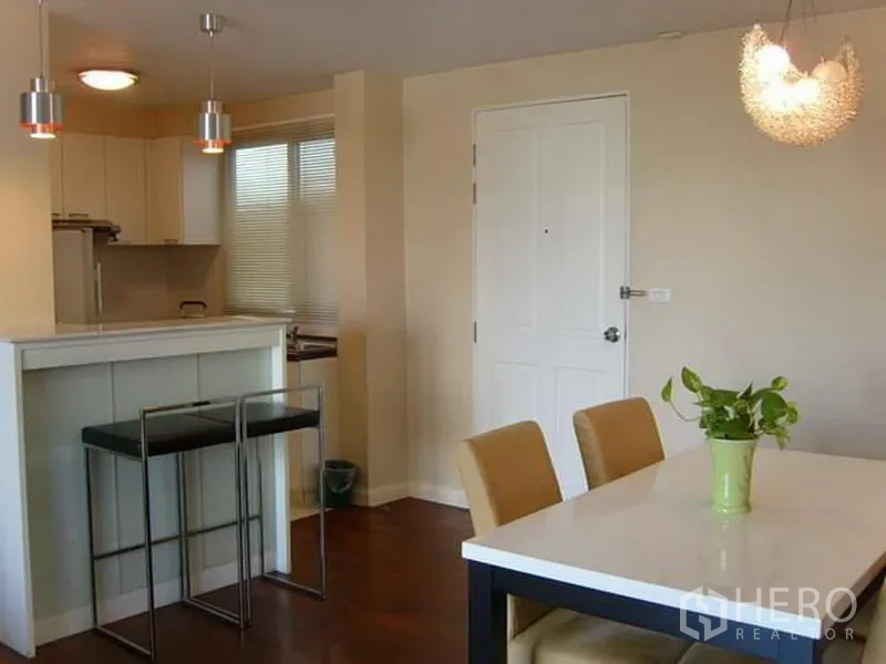 คอนโด ให้เช่าในWatthana, Bangkok - โต๊ะทานข้าวข้างบาร์อาหารเช้าและโคมแขวน ใกล้ประตูทางเข้า