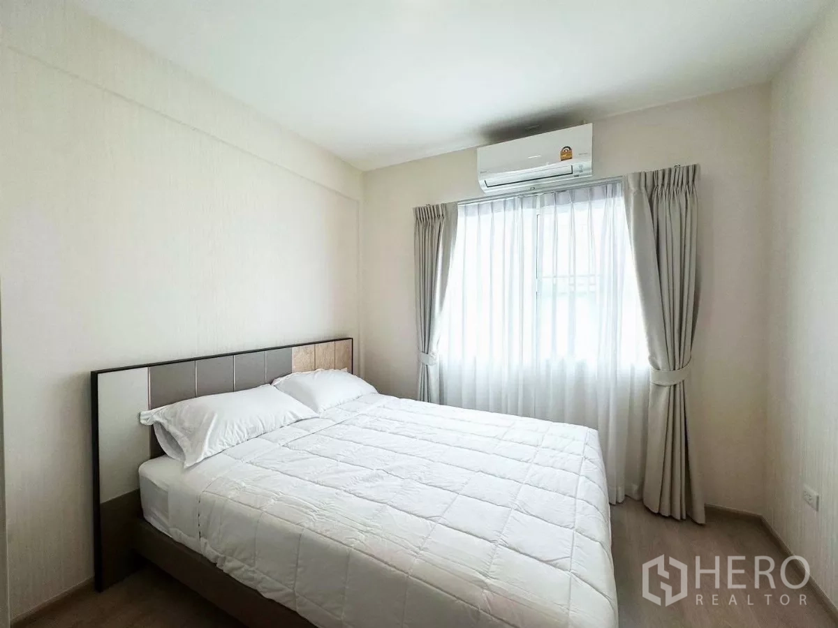 联排别墅 出租在Prawet, Bangkok - 次卧明亮，双人床、空调与纱帘。