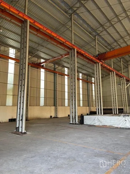 工厂 出售在Ban Phaeo, Samut Sakhon - 层高通透的仓库内部，钢柱结构与行车轨道