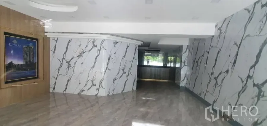 零售空间 出租在Watthana, Bangkok - 零售室内空间，仿大理石墙面与亮面地板，后方设有柜台与窗景