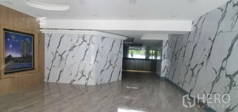 零售空间 出租在Watthana, Bangkok - 零售室内空间，仿大理石墙面与亮面地板，后方设有柜台与窗景