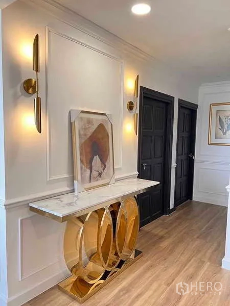 คอนโด ให้เช่าหรือขายในKhlong Toei, Bangkok - โถงทางเข้าตกแต่งโต๊ะคอนโซลท็อปหินอ่อน แต่งทอง และโคมติดผนัง