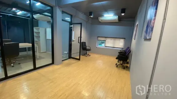 办公空间 出租在Sathon, Bangkok - 开放房间配木地板与空调，通过玻璃门进入独立办公室，位于沙吞办公楼内。