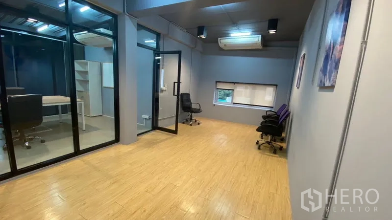 办公空间 出租在Sathon, Bangkok - 开放房间配木地板与空调，通过玻璃门进入独立办公室，位于沙吞办公楼内。
