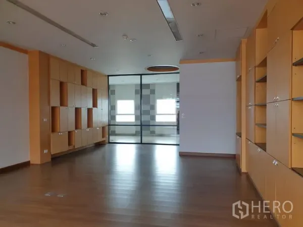 สำนักงาน ให้เช่าในKhlong Toei, Bangkok - ออฟฟิศแปลนเปิด พื้นไม้ ตู้บิวท์อินจำนวนมาก และห้องประชุมกั้นกระจก