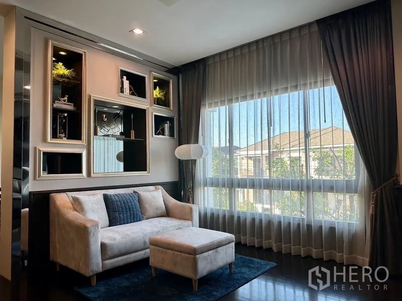 独立式住宅 出租 - 明亮小客厅，双人沙发与脚踏，临近大窗与纱帘。