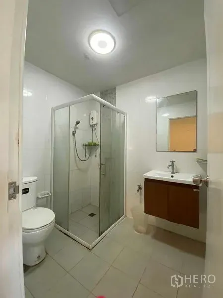 ทาวน์เฮาส์ ให้เช่าในSuan Luang, Bangkok - ห้องน้ำสมัยใหม่พร้อมตู้กระจกอาบน้ำ โถสุขภัณฑ์ และอ่างล้างหน้า