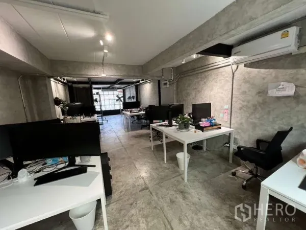 店屋 出售在Suan Luang, Bangkok - 开放式办公室另一角度，展示桌面、空调管线与灯光。
