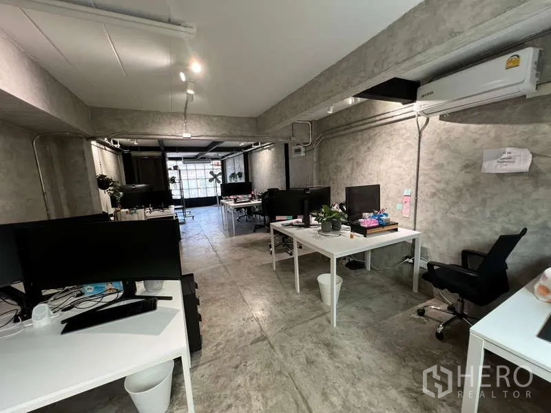 อาคารพาณิชย์ ขายในSuan Luang, Bangkok - อีกมุมของออฟฟิศแบบเปิด โชว์โต๊ะทำงาน เดินท่อแอร์ และไฟราง