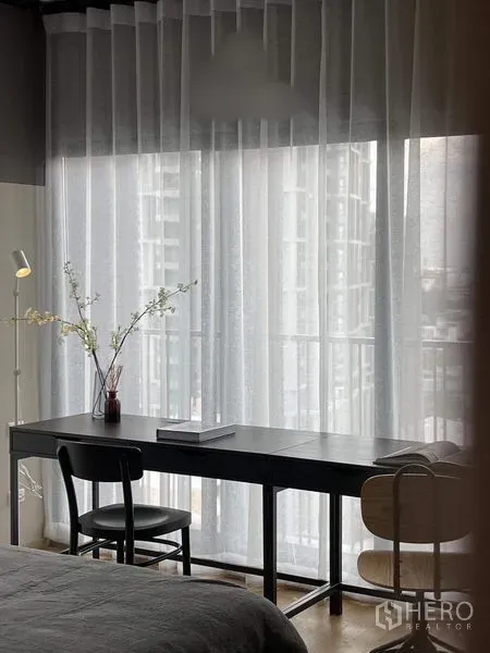 คอนโด ให้เช่าในWatthana, Bangkok - มุมทำงานริมหน้าต่างบานใหญ่พร้อมเก้าอี้สองตัวและแจกันดอกไม้