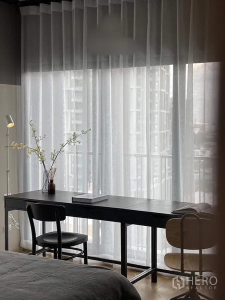 คอนโด ให้เช่าในWatthana, Bangkok - มุมทำงานริมหน้าต่างบานใหญ่พร้อมเก้าอี้สองตัวและแจกันดอกไม้