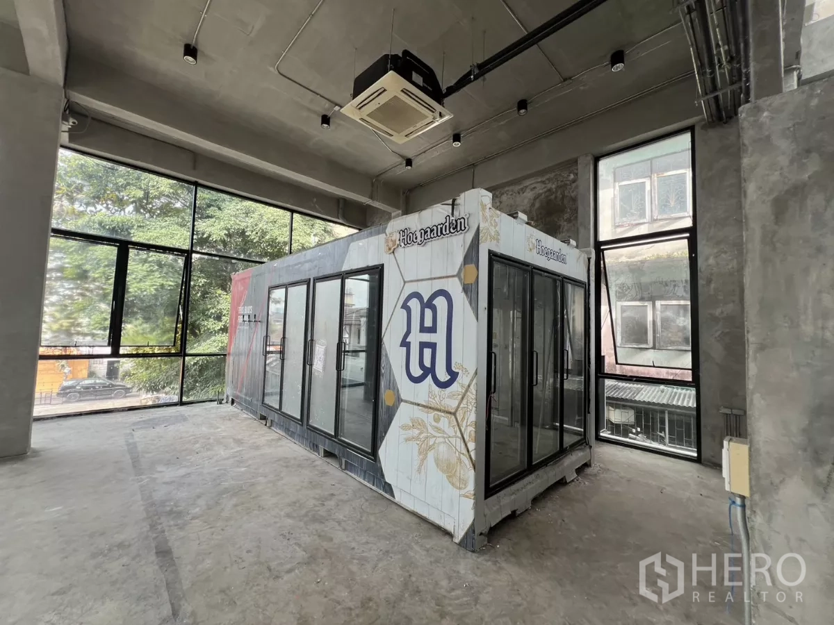 独立商业地产 出租在Din Daeng, Bangkok - 高层大厅内的玻璃展示冷柜，周围为大窗。
