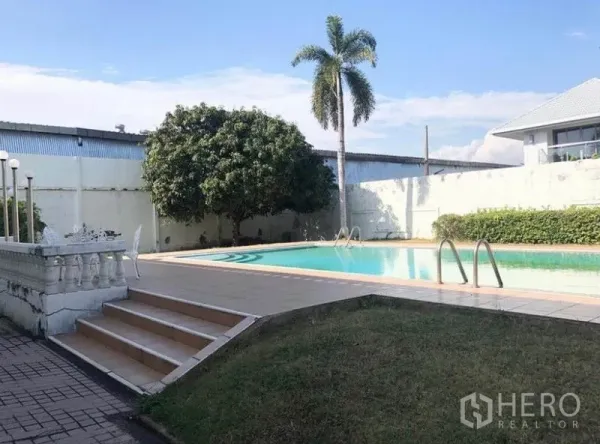 บ้าน ขายในMueang Samut Prakan, Samut Prakan - สระว่ายน้ำส่วนตัวกลางแจ้งพร้อมขั้นบันไดและลานนั่งเล่น