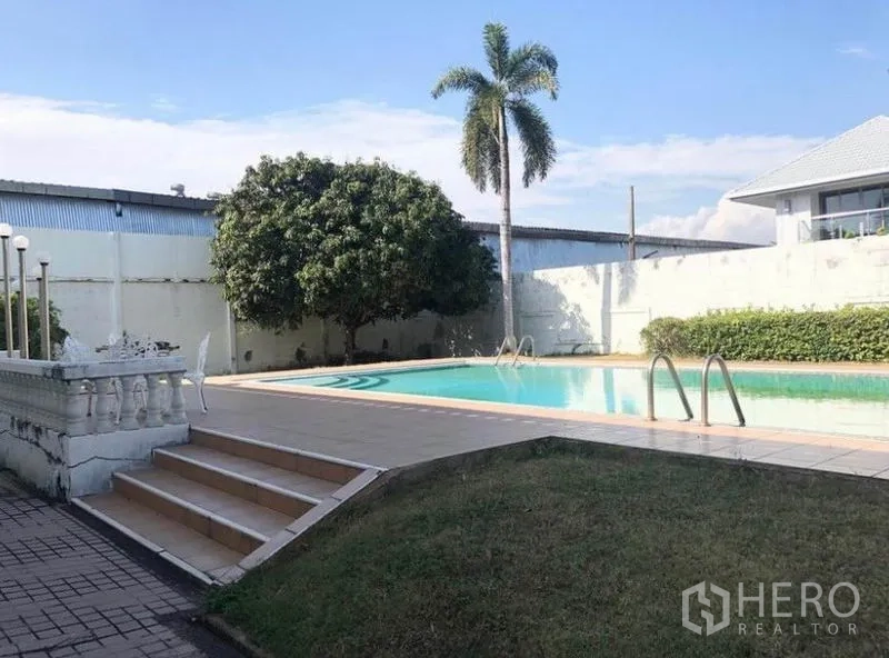 บ้าน ขายในMueang Samut Prakan, Samut Prakan - สระว่ายน้ำส่วนตัวกลางแจ้งพร้อมขั้นบันไดและลานนั่งเล่น