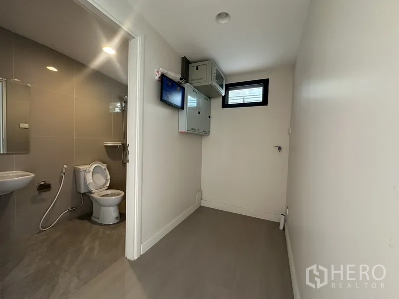 ทาวน์เฮาส์ ให้เช่าในWatthana, Bangkok - ห้องแม่บ้านหรือยูทิลิตีพร้อมห้องน้ำในตัว