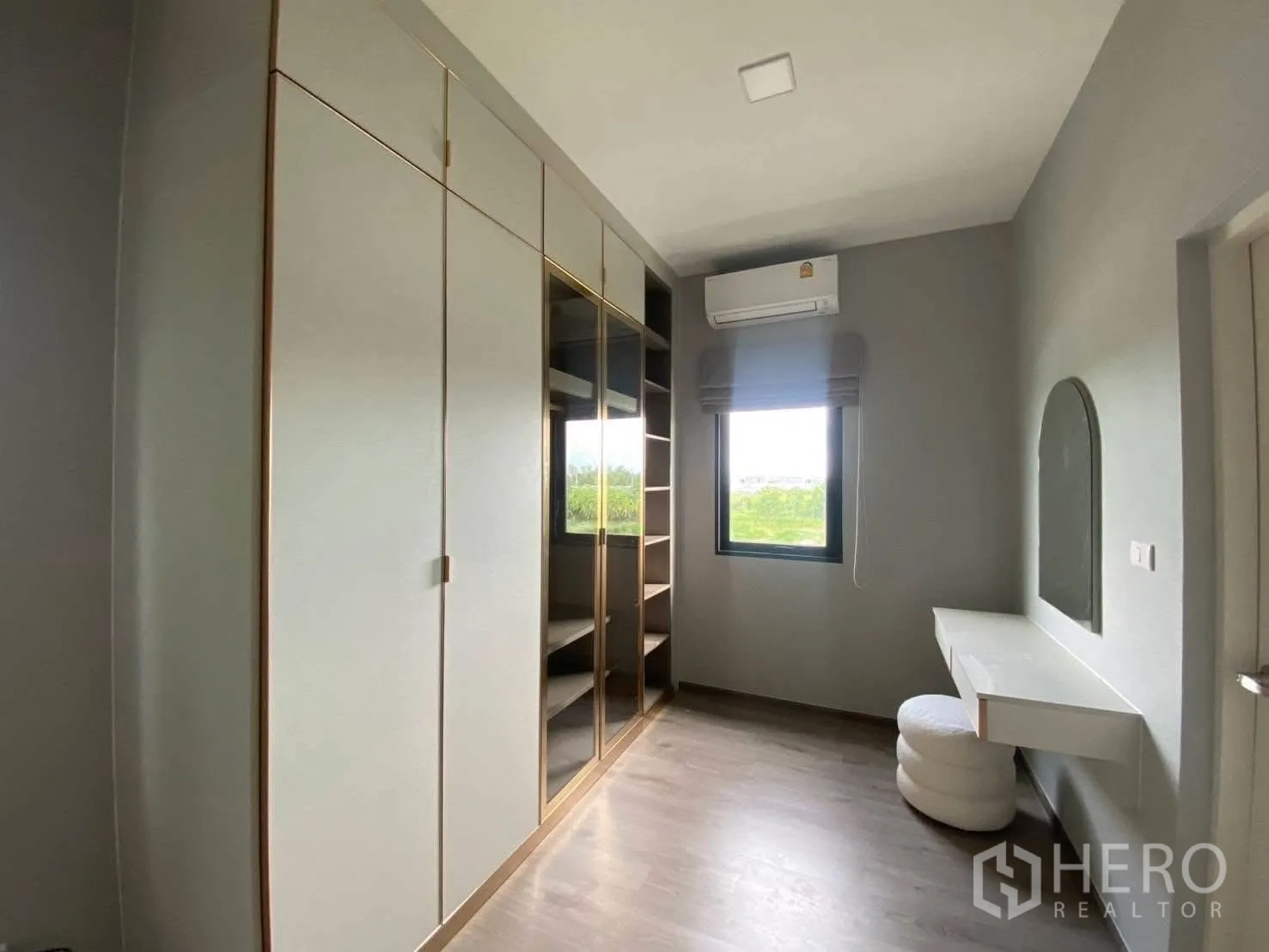 Detached House for rent in Bang Phli, Samut Prakan - Dressing room with built-in wardrobes, open shelving, vanity and air conditioner.