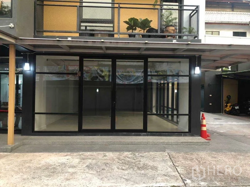 办公空间 出租在Phaya Thai, Bangkok - 一层办公室正立面，呈现全高玻璃门面。