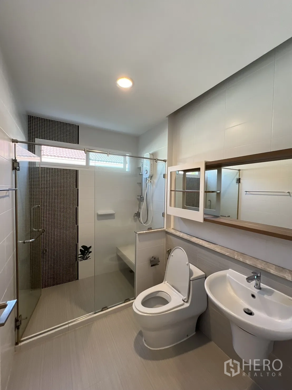 บ้านเดี่ยว for rent in Bang Kapi, Bangkok - ห้องน้ำสมัยใหม่พร้อมตู้กระจกกั้นอาบน้ำและกระจกบานใหญ่.