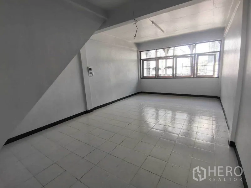 店屋 出租在Wang Thonglang, Bangkok - 宽敞瓷砖房，临街大窗与楼梯下方空间。