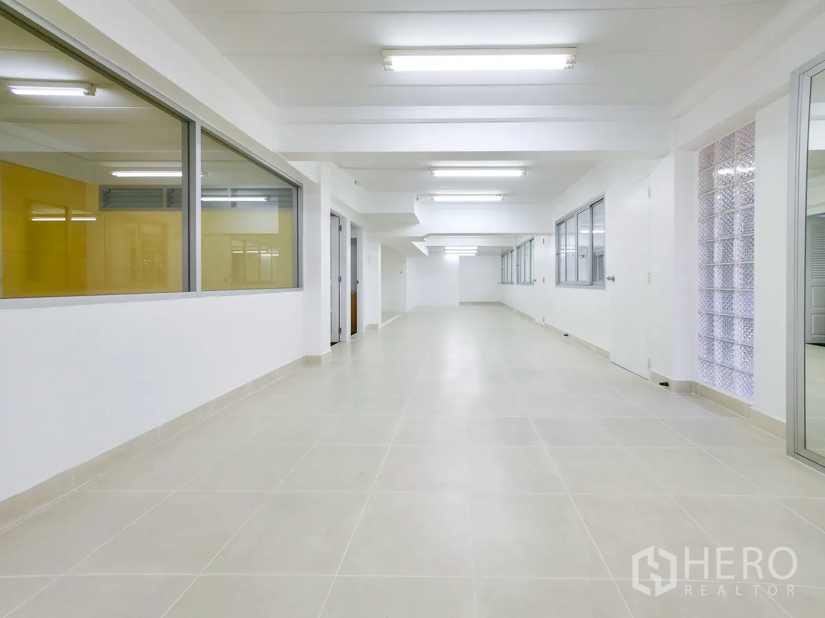 办公室 for rent in Khlong Toei, Bangkok - 开放式楼层，长条玻璃隔断与玻璃砖立柱。