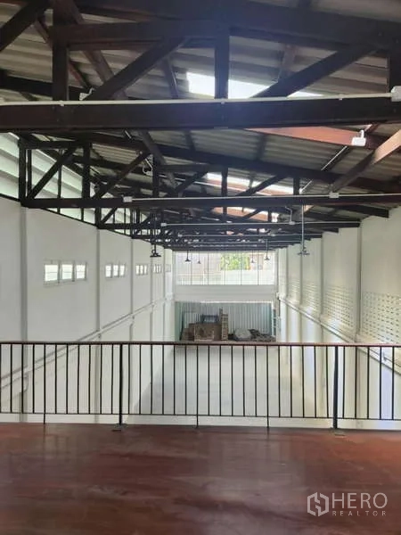 店屋 出租在Khlong Toei, Bangkok - 从夹层俯瞰大面积展厅，外露屋架。