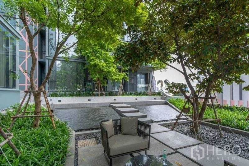 คอนโด ให้เช่าในWatthana, Bangkok - สวนส่วนกลางจัดแต่งด้วยสายน้ำ ไม้ใหญ่ และมุมที่นั่งกลางแจ้ง