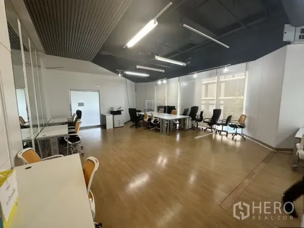 办公空间 出租在Pathum Wan, Bangkok - 明亮开放空间，宽窗沿线布置工位与椅子，外露天花。