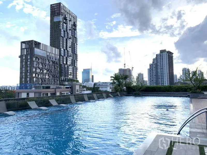 คอนโด ให้เช่าในKhlong Toei, Bangkok - สระว่ายน้ำดาดฟ้า มองเห็นวิวสกายไลน์กรุงเทพฯ และพื้นที่พักผ่อนริมสระ