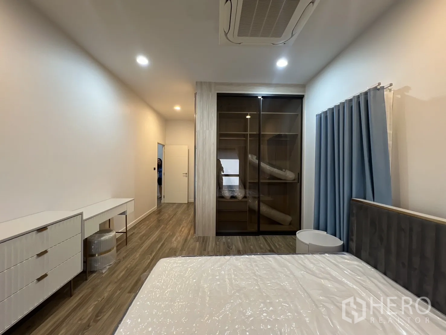 Detached House for rent or sale in Bang Kapi, Bangkok - Bedroom with glass wardrobe and long dresser