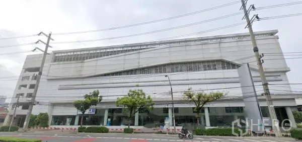 展厅 出租在Khlong Toei, Bangkok - 空堤区大型独栋展示厅整幅街景立面，临主干道与行道树。