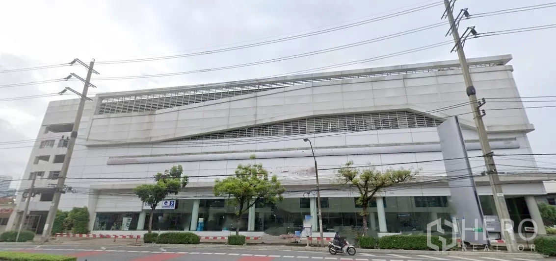 展厅 出租在Khlong Toei, Bangkok - 空堤区大型独栋展示厅整幅街景立面，临主干道与行道树。