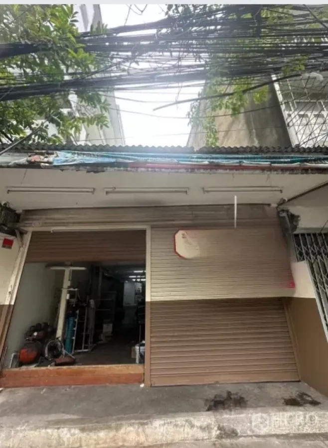 零售空间 出租在Watthana, Bangkok - 街边临街店面，金属卷帘门与人行道，位于Phra Khanong区域