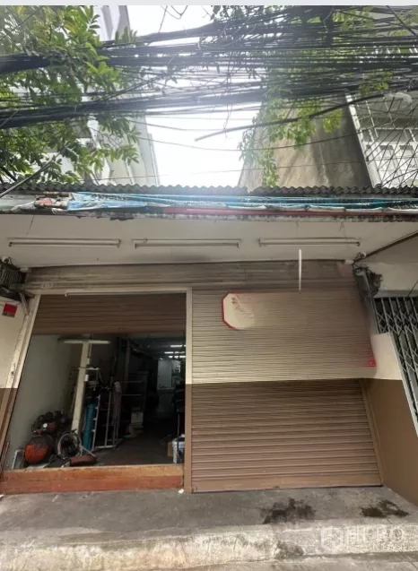 零售空间 出租在Watthana, Bangkok - 街边临街店面，金属卷帘门与人行道，位于Phra Khanong区域