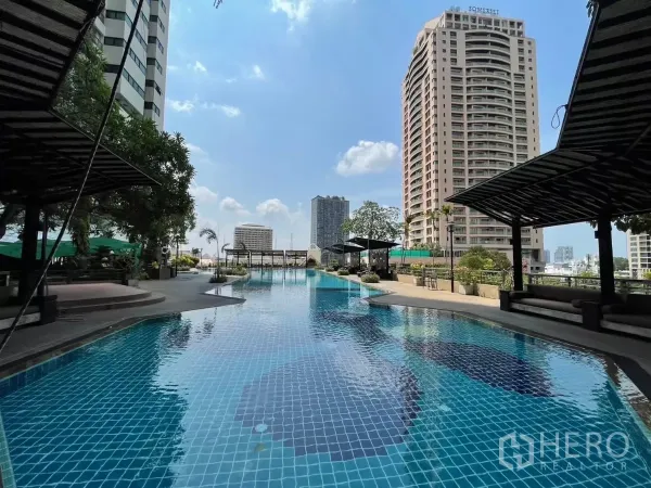 Condominium for rent in Sathon, Bangkok - Resort-style outdoor swimming pool with shaded cabanas and the Sathon city skyline.