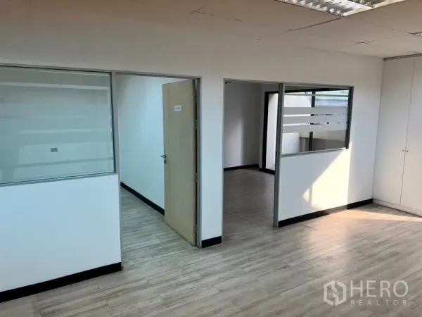 办公空间 出租在Pathum Wan, Bangkok - 分隔式办公区，内窗与门，采光充足，复合木地板。