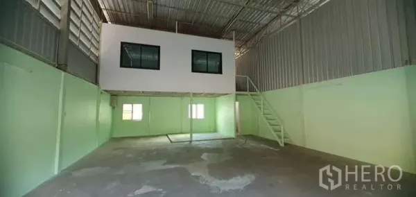 คลังสินค้า ให้เช่าในKhlong Toei, Bangkok - มุมมองกว้างของโกดังพร้อมกล่องออฟฟิศสี trắngและบันไดโลหะใต้หลังคาเหล็ก.