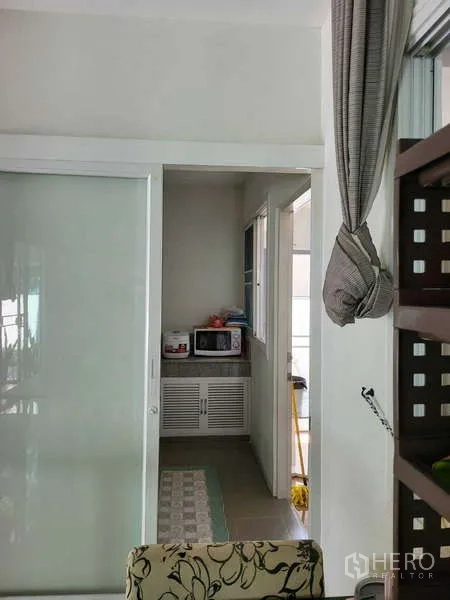 บ้าน ให้เช่าในLat Krabang, Bangkok - มุมแพนทรีกะทัดรัด มีประตูบานเลื่อน ไมโครเวฟ และตู้เก็บของ