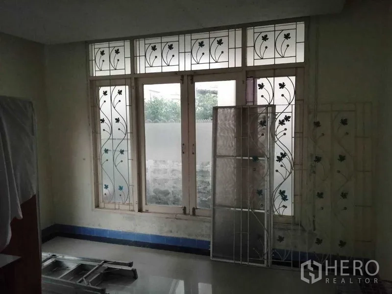 บ้าน ขายในPrawet, Bangkok - ห้องมีหน้าต่างบานใหญ่พร้อมเหล็กดัดลายดอกไม้ และบันไดพาดผนัง