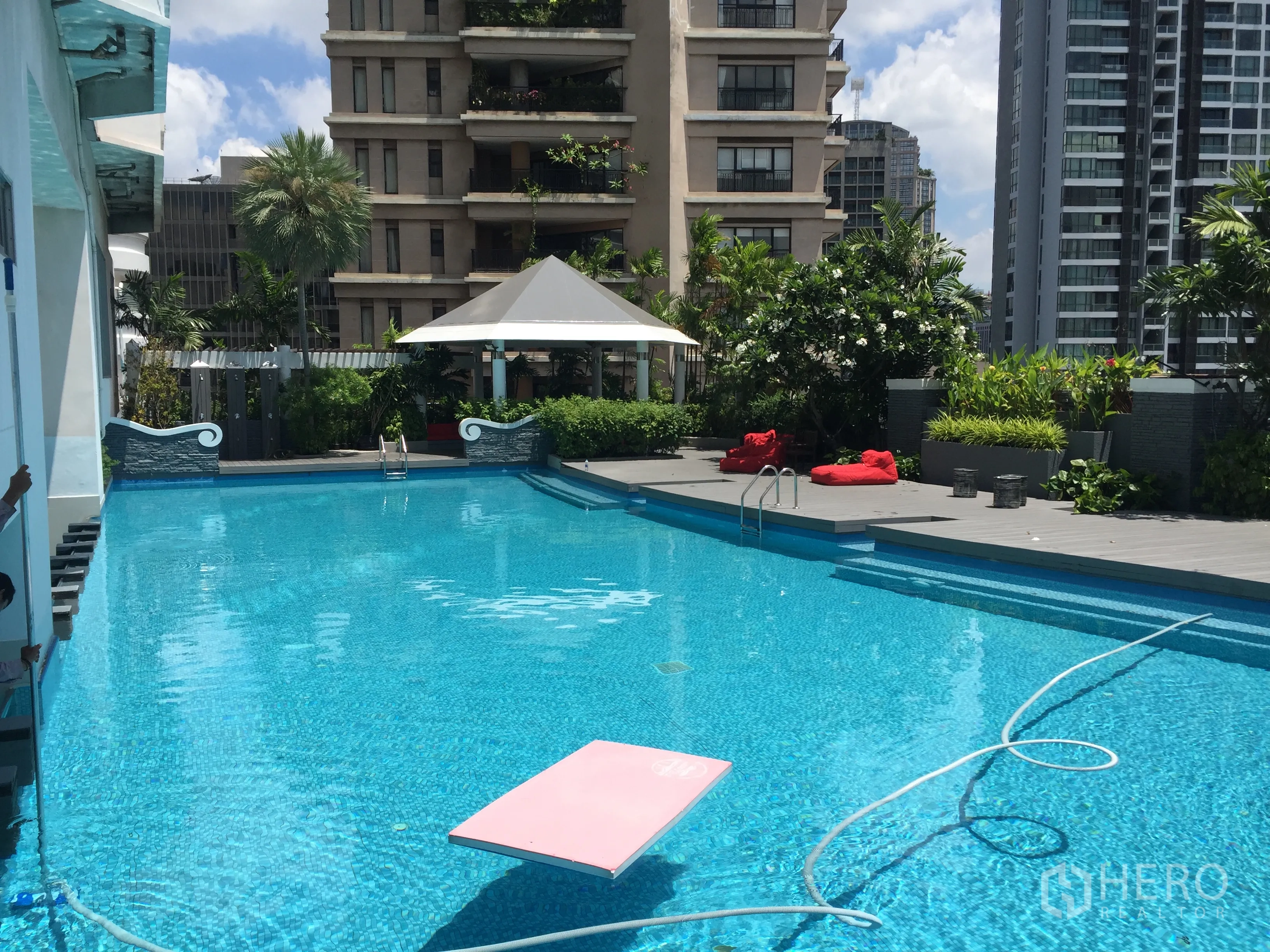 คอนโด ให้เช่าในKhlong Toei, Bangkok - สระว่ายน้ำกลางแจ้งของคอนโด พร้อมดาดฟ้าพักผ่อน พื้นที่สีเขียว และวิวเมือง