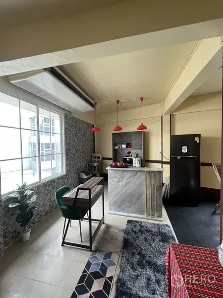 อาคารพาณิชย์ ให้เช่าในKhlong Toei, Bangkok - มุมครัวขนาดกะทัดรัด เคาน์เตอร์หินอ่อน โคมไฟสีแดง ตู้เย็น และโต๊ะทำงานริมหน้าต่างสว่าง