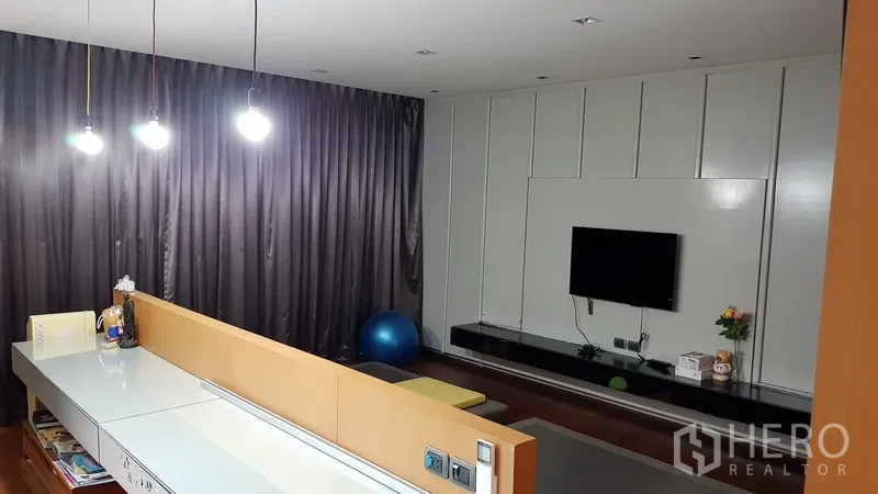 สำนักงานที่บ้าน ขายในWang Thonglang, Bangkok - ห้องพักผ่อนดูทีวีพร้อมเคาน์เตอร์ยาวและไฟแขวน