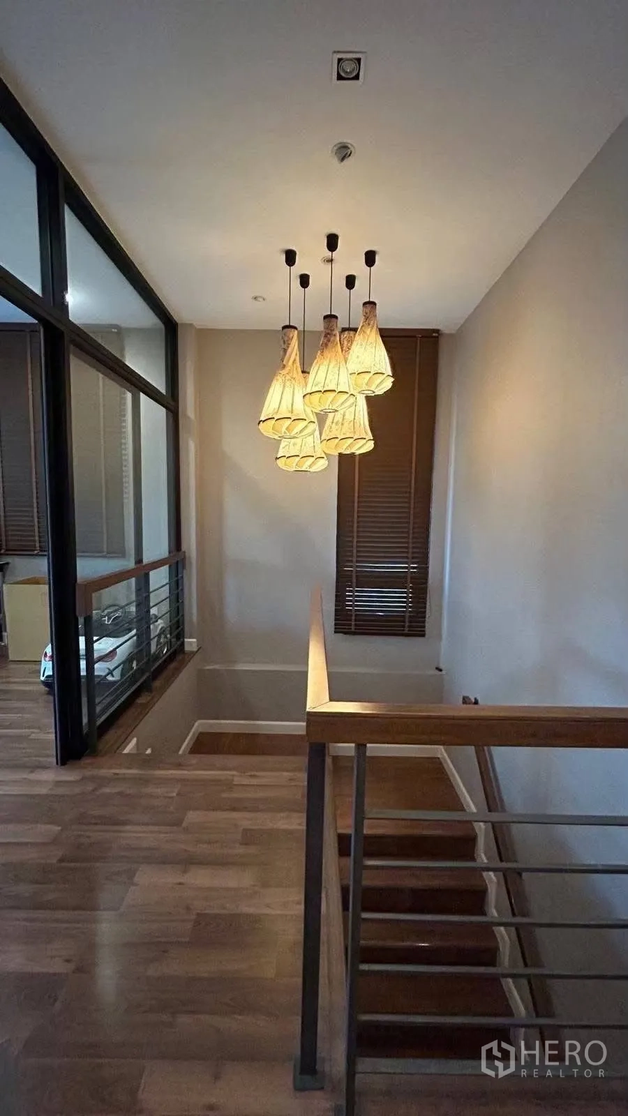 บ้านเดี่ยว for rent in Prawet, Bangkok - บันไดราวไม้พร้อมโคมไฟแขวนตกแต่ง