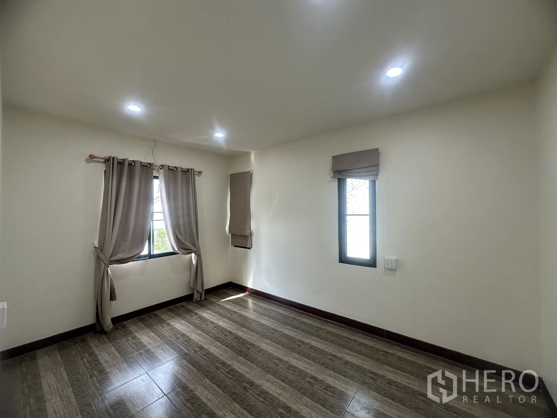 联排别墅 for sale in Lam Luk Ka, Pathum Thani - 较大的卧室，配多扇窗与窗帘。