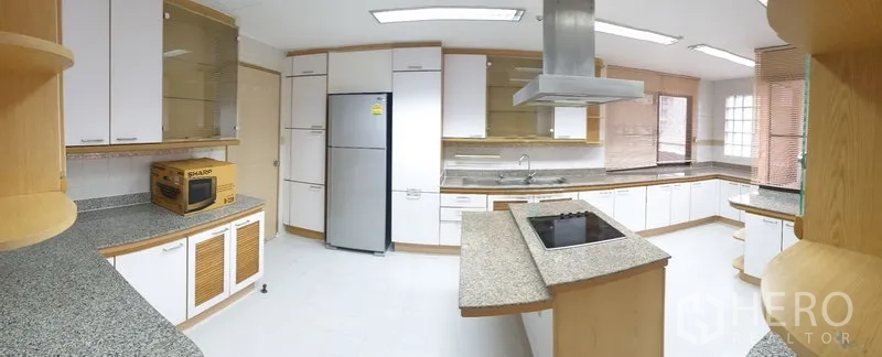 อพาร์ทเมนท์ ให้เช่าในWatthana, Bangkok - ห้องครัวขนาดเต็ม มีไอส์แลนด์เตาไฟฟ้า เคาน์เตอร์หินแกรนิต ตู้เก็บของจำนวนมาก ตู้เย็นสเตนเลส และเครื่องดูดควัน