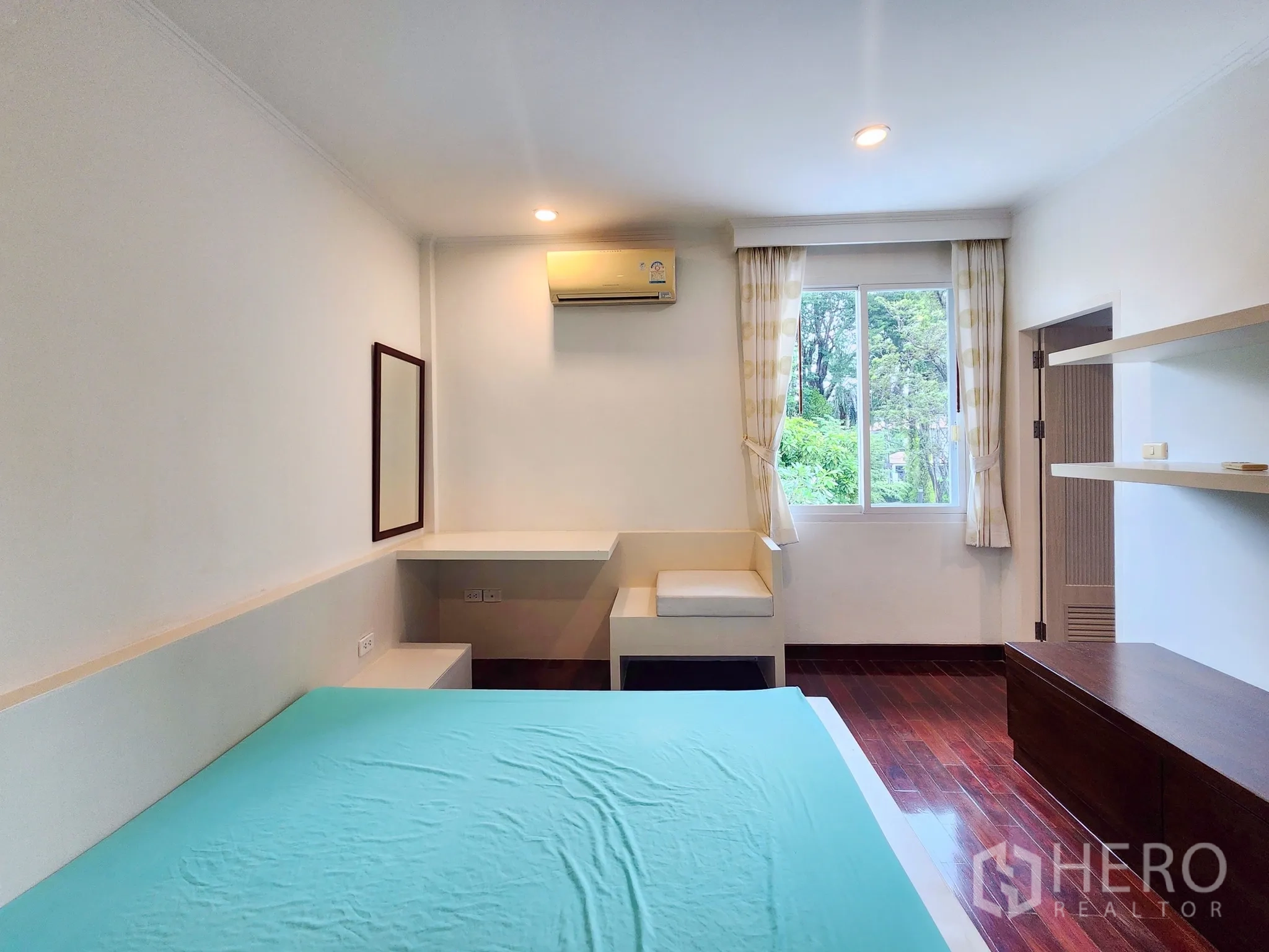 独立式住宅 出租在Bang Kapi, Bangkok - 次卧带内置搁架与储物柜，木地板质感。