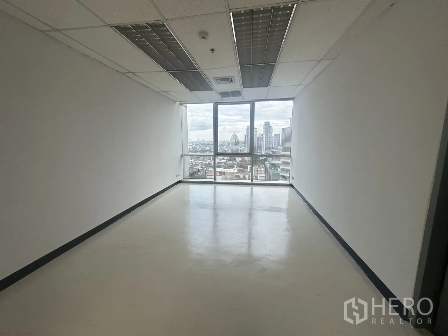 สำนักงาน ให้เช่า - ห้องทำงานส่วนตัว พร้อมหน้าต่างบานใหญ่เห็นวิวสกายไลน์กรุงเทพฯ