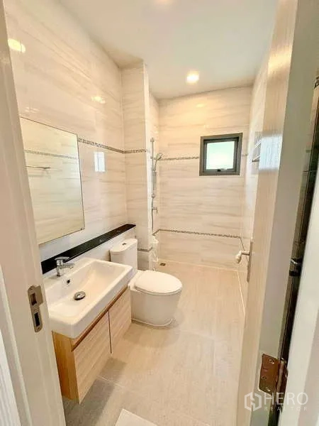 บ้าน ขายในLat Krabang, Bangkok - ห้องน้ำสมัยใหม่ มีอ่างล้างหน้า โถสุขภัณฑ์ หน้าต่าง และฝักบัว